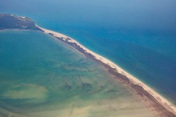 Farewell Yeni Zelanda`nn en uzun kumdan kara uzants. Bu kara uzants kayalarn erozyona uramasndan dolay altn renkli bir kuma sahip.