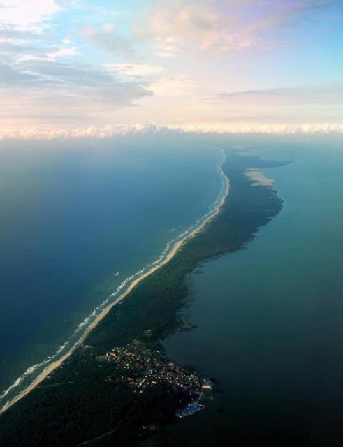 Curonian`da 35 metre yksekliinde kum tepecikleri bulunuyor ve g mevsiminde 10-20 milyon arasnda ku buradan geiyor ve duraklyor. Curonian, Almanyal ve Litvanyal turistler tarafndan ska ziyaret edilen popler yerlerden biri.