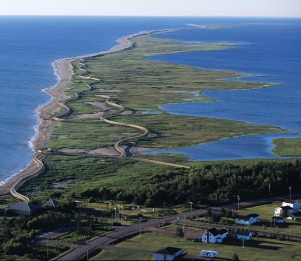Kanada`da bulunan La Dune de Bouctouche kara uzants buraya ilk yerleenler tarafndan kk liman olarak adlandrlm. nanlarn bisiklete binip, yrye geldii La Dune de Bouctouche 1.1 km uzunluunda kumdan bir yola sahip.