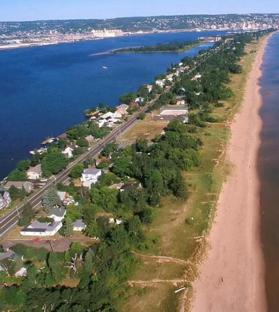 Amerika`da bulunan Minnesota Point uzun ve dar bir kumsala sahip. Point, Superior gln Dulut liman ve Superior kfrezinden ayryor. Dnyann en byk tatl su sahiline sahip ayrca.