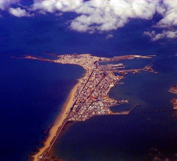 Cadiz Penunsula, spanya`da bulunuyor. 157.000 nfusu olan Cadiz Penunsula uzunluu 10.58 km olan kk ve dar bir kara paras.