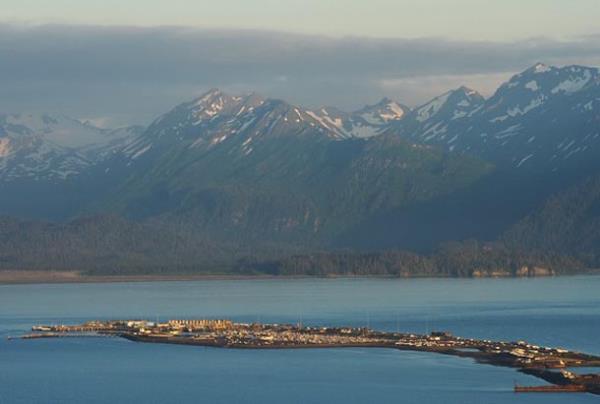 Amerika`da bulunan Homer kara uzants Homer limanna da ev sahiplii yapyor. Alaska`da bulunan Homer, derin bir blge ve 1500`e yakn ticari gemi ve bot burada hizmet veriyor.