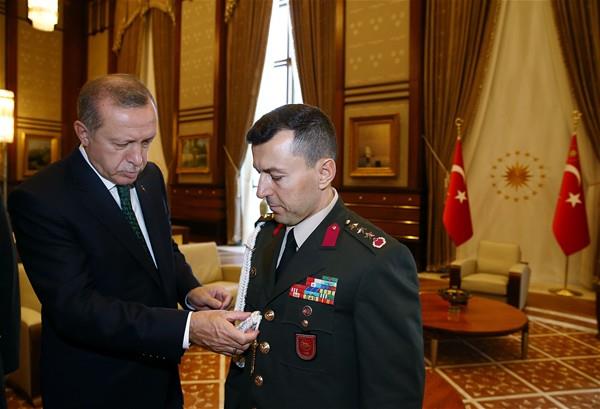 ERDOAN KEND ELLERYLE TAKMITI  <p>    Cumhuriyet tarihin &#8216;ilk hain yaverine&#8217; ise Cumhurbakan Erdoan sz konusu kordonu kendi elleriyle takmt.