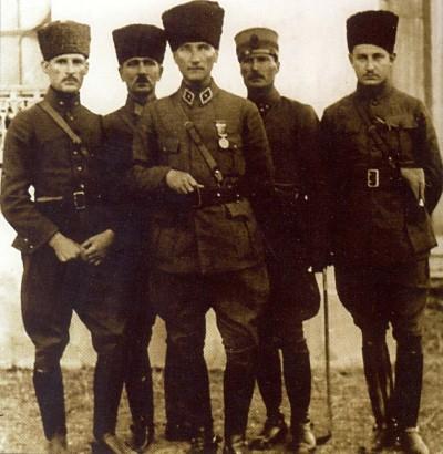 SALH BOZOK NTHAR GRMNDE BULUNMUTU<p>      Trkiye Cumhuriyeti&#8217;nin &#8216;ilk bayaveri&#8217; Salih Bozok, 10 Kasm 1938 tarihinde Ulu nder Mustafa Kemal Atatrk&#8217;n vefatndan dakikalar sonra tabancayla intihara kalkm, Dolmabahe&#8217;deki giriimden ar yaral olarak kurtarlmt.