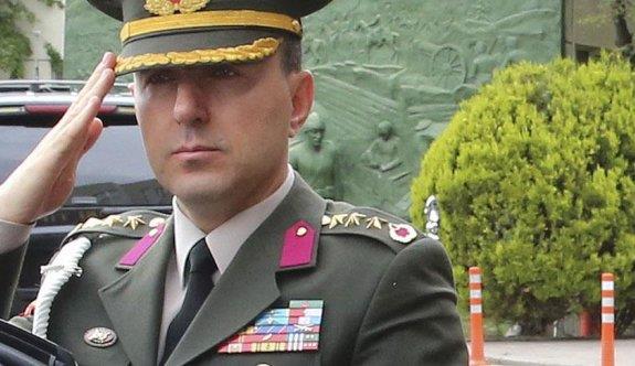 Yaverlik Kurumunun Tarihesi<p>      Gnmze kadar yaatlan nemli devlet geleneklerinden biri olan yaverlik, Osmanl Devleti&#8217;nde de eitli adlar ve unvanlar altnda hizmet vermi bir kurumdur. Padiah Sultan Abdlaziz&#8217;in 1863&#8217;te gerekletirdii Msr gezisi srasnda padiaha elik eden, Serasker Fuat Paa iin ilk defa yaver unvan kullanlmtr.