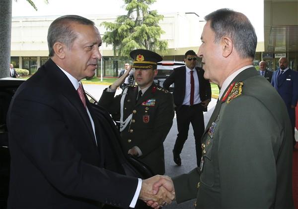 Osmanl Saray&#8217;ndaki Enderun aalarndan biri olan silahtar aas, padiahn silahn tam ve kapkulu askerleri ile padiah adrnn korumasn salam, saray bayaveri olarak grev yapmtr. Mustafa Kemal de 1917&#8217;de Almanya ziyaretinde Veliaht Vahdettin&#8217;e yaver olarak refakat etmitir. 1923 ylndan itibaren de Osmanl&#8217;dan gelen bu kkl kurum devam ettirilerek, bayaver ve yaverler aralksz Cumhurbakanlnda grev yapmlardr. Bugn ABD, in, ngiltere, Fransa, Almanya, Hindistan, Gney Kore ve Japonya gibi kkl lkeler bata olmak zere, 90&#8217; akn lkede devlet bakanlarnn yannda yaverler grev yapmaktadr.