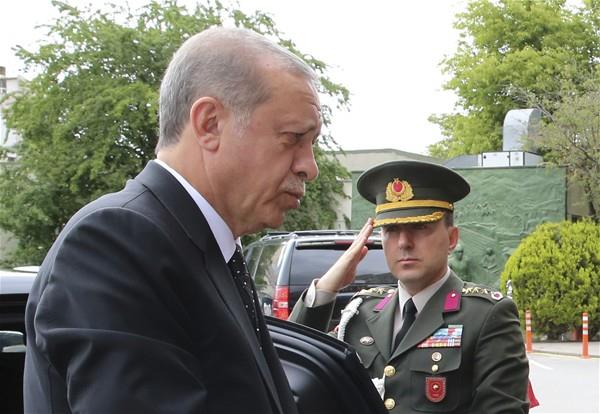 Koruduu komutannn adeta glgesi gibi hareket eden &#8216;yaverlik&#8217; kurumununun nemine ilikin en arpc yorum ise emekli Koramiral Can Erenolu&#8217;ndan geldi.