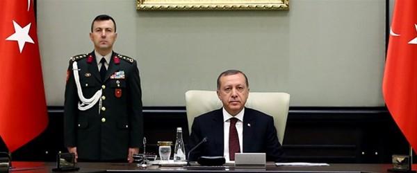 Yaverlerin niformasnda yer alan ve anne ile bebek arasndaki  kordonu da (yaam-lm ba) simgeleyen yaverlik kordonlarna dikkat eken Erenolu &#8220;Bu kordonlar sadece emir subay ve emir astsubaylar ile askeri ataelerde bulunur.