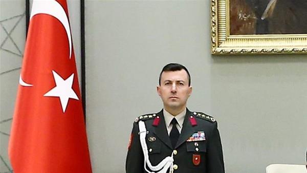 Bu kordonun verilme sebebi ise sz konusu yaver/emir subaynn ihaneti ya da komutann koruyamamas durumunda kendini asmas iindir&#8221; dedi.