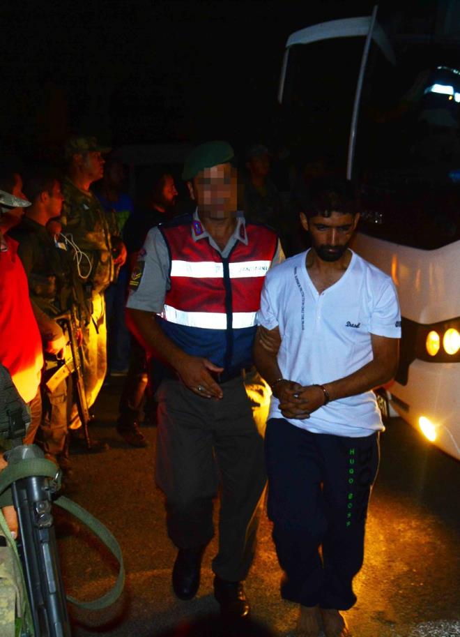 DER 2 ASKER DE YAKALANDI  Askerlerin nce 9 tanesi yakaland. Firari olan dier 2 asker de sabah erken saatlerde ele geirildi. Gzaltna alnan darbeci askerler, etibeli karakoluna gtrld.