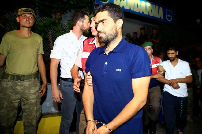 ZEL HAREKAT ALDI  Ula ilesine bal irinky Mahallesi'nde vatandalarn ihbar zerine yakalanan darbeci askerler, blgeden Polis zel Harekat ekiplerine ait zel arala karld.