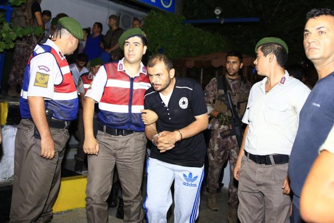 SUKAST 11 ASKER YAKALANDI  15 Temmuz darbe giriiminden beri firari olan 11 kiilik zel tim yakaland. Son olarak Mula Akyaka'da silah zoruyla frndan 5 ekmek alan askerler yakalandklarnda perian haldeydiler. Askerlerin sakallar uzam ve psikolojik olarak tkenmi durumda olduklar gze arpt.