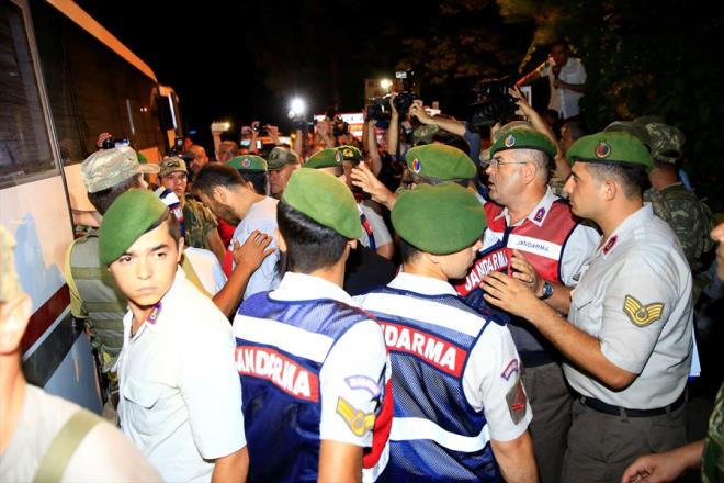 YEN KIYAFET VERLD  Gzaltna alnan askerler iin yeni kyafetler getirildi. Darbeci askerlerin zerindeki kyafetlerin, incelenmek zere Olay Yeri nceleme ekiplerine teslim edilecei renildi. Askerler, karakoldaki ilemlerinin ardndan Mula Emniyet Mdrlne gnderildi.