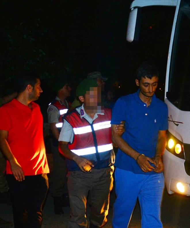 SUKAST TMNDE 37 K VARDI  Cumhurbakan Erdoan'n Mula'nn Marmaris ilesinde kald otele saldrda bulunan darbeci askerlerin toplam saysnn 37 olduu aklanmt. Saldrnn ardndan ormanlk alana kaan askerlerden 25'i daha nceki operasyonlarla yakalanmt. Gzaltna alnan zanllardan 23' karldklar mahkemece tutuklanmt. Bu askerlerden 2'sinin ilemleri ise Mula Emniyet Mdrlnde sryor.