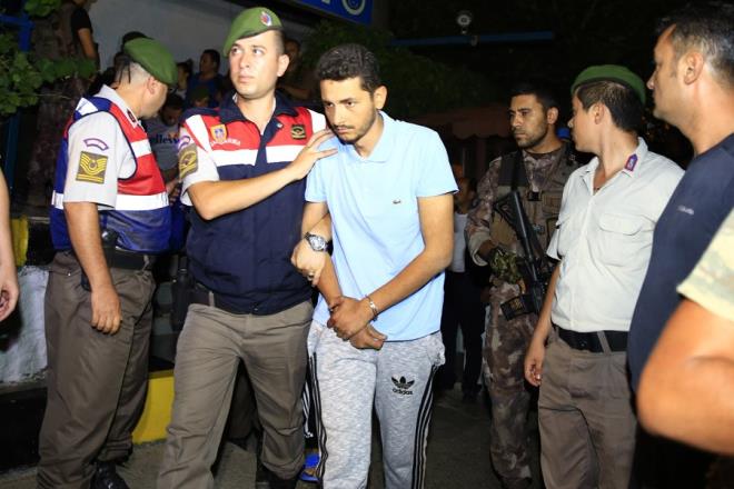 Darbeci askerler, arala Marmaris ilesindeki etibeli Jandarma Karakolu'na getirildi. Bir sre sonra ambulansla gelen salk ekibi, darbeci askerleri salk kontrolnden geirmek zere karakola girdi. Jandarma ekipleri de darbeci askerlerin tutulduu karakol evresinde geni gvenlik nlemleri ald. Karakol nndeki yol, gvenlik gerekesiyle tek eride indirildi.