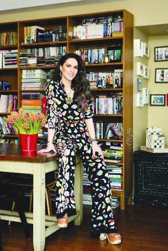 AYE KUCUROLU--    Aye- Taner Kucurolu ifti, 5 ocuklaryla birlikte Bebek'te oturuyor.