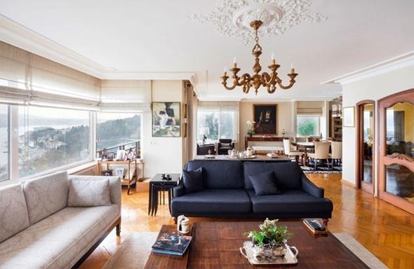 200 m2&#8217;lik evde balkonlu L bir salon, mutfak, be oda, bir misafir tuvaleti ve iki banyo bulunuyor.