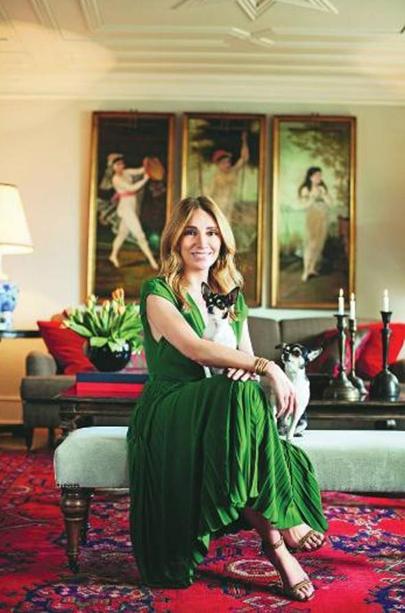 DLEK HANF--    Dilek Hanif&#8217;in, kzlar Dilhan, Hande, kpekleri Mimi ve Lili ile Rumelihisar&#8217;nda oturuyor.