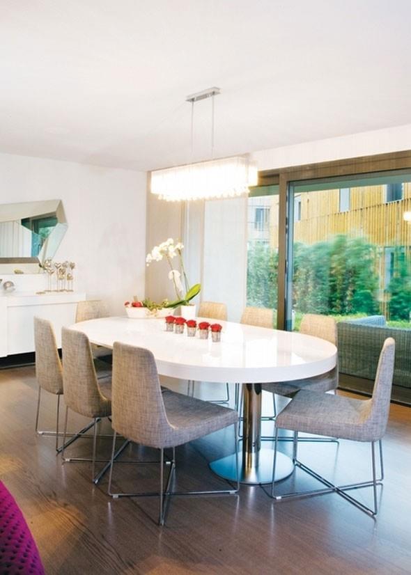 250 m2&#8217;lik bahe dubleksli evin alt katnda iinde banyo ve giyinme odas olan yatak odasna, pilates odas ve banyo elik ediyor. st katta ise n yemyeil baheye alan salon, mutfak, iki misafir odas, banyo ve bir misafir tuvaleti yer alyor.