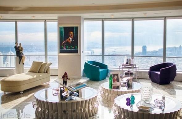 ESRA GVENKAYA OFLAZ--    Esra Oflaz, ailesiyle birlikte ehir merkezinde konumlanan modern bir rezidansta yayor.