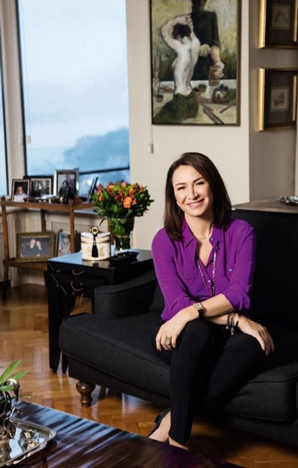 DEMET AKBA--    Demet Akba ei ve oluyla birlikte Hisarst&#8217;nde modern ve klasiin dengelendii dairede yayor.