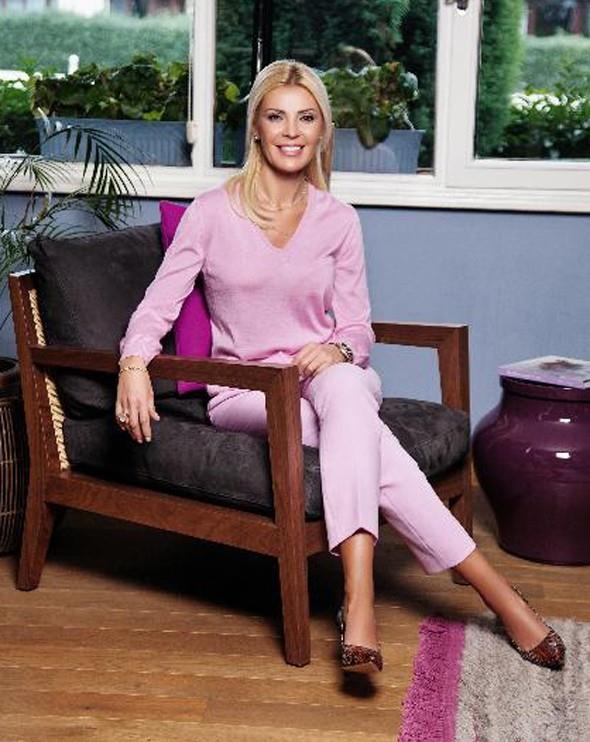 GLAY AFAR--    NTV&#8217;nin ekran yzlerinden Glay Afar ile taldeko&#8217;nun ortaklarndan Murat Afar, oullar Alihan ve Burak&#8217;la Tarabya srtlarnda bir bahe katnda yayor.