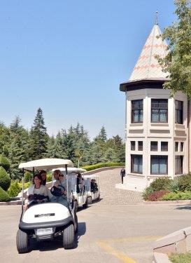 Hayrnnisa Gl, daha sonra kendi kulland golf arabasyla konuuna Kk bahesini gezdirdi.