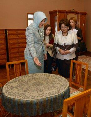 Yetkililer tarafndan karlanan Gl ve Gasparoviova, Mustafa Kemal Atatrk'n bir sre ikamet ettii ve zel eyalarnn da sergilendii mzeyi gezdi.