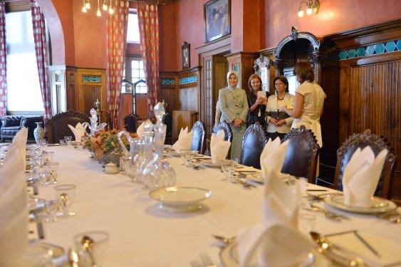 Cumhurbakan Abdullah Gl'n ei Hayrnnisa Gl, resmi ziyaret iin Trkiye'de bulunan Slovakya Cumhurbakan Ivan Gasparovi'in ei Silvia Gasparoviova'y ankaya Kk'nde arlad.