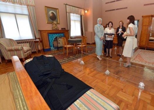 Mze Kk'teki tablo ve eyalarla ilgili yaplan restorasyon almalar hakknda uzmanlardan bilgi alan Gasparoviova, ziyaretin sonunda Eli Kabul Salonu'nda bulunan Mze Kk Konuk Defteri'ni imzalad.