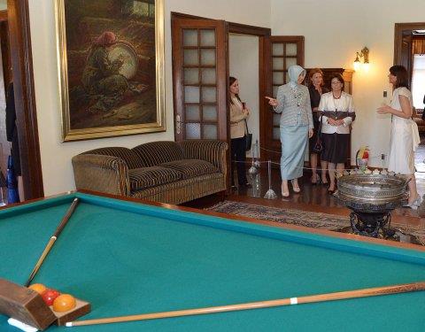 Cumhurbakanlnn internet sitesinde yer alan bilgiye gre, Cumhurbakanlar ve elerinin katlmyla gerekleen ba baa grmenin ardndan Hayrnnisa Gl ve Silvia Gasparoviova, Atatrk Mze Kk'ne geti.