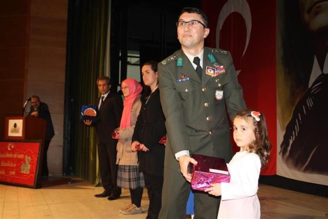 DARBEY KOORDNE EDENLER ARASINDAYDI    Firari askerlerden Prof. Hava Tabip Tugeneral Mehmet Zeki Kralp ise stanbul GATA Haydarpaa Eitim Hastanesi Dahili Hastalklar Blm Bakan, Fiziksel Tp ve Rehabilitasyon Servis efi olarak grev yapyordu.