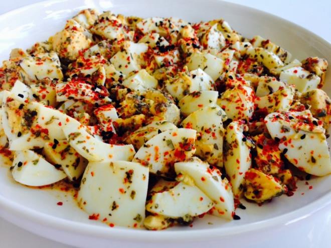 Patates, ton bal, yumurta salatas