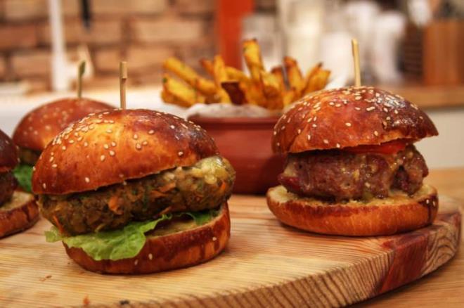 artc bir ekilde, yiyebileceiniz en gvenli burgerler, muhtemelen fast-food zincirlerinde yaplanlardr.