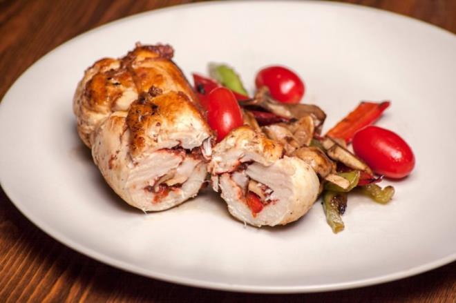 Salmonella gibi yzey bakterileri, tavuk etinin ierisine girebilir. Tavuu uygun scaklkta iyice piirerek bakterileri yok edebilirsiniz.