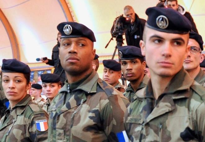 FRANSA ORDUSU'NUN YAPISI NASIL?  Fransa&#8217;da cumhurbakan silahl kuvvetlerin de bakomutan konumunda. Ancak anayasa ordunun fiili sorumluluunu babakan bakanlndaki hkmete veriyor.