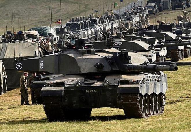 SAVUNMA KURMAY BAKANI  Silahl kuvvetlerin profesyonel ynetimi,  kuvvet komutannn da stnde yer alan Savunma Kurmay Bakannn uhdesinde bulunuyor. Her  kuvvet komutanl iinden de atanabilen Savunma Kurmay Bakan ayn zamanda savunma bakannn askeri danmanln yapyor.