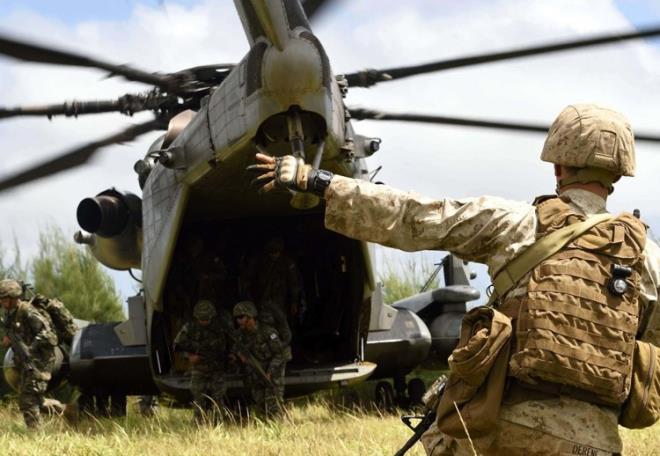 ORDUYU KM DENETLYOR?  kinci Dnya Sava sonrasnda yeniden yaplandrlan federal ordu, parlamento tarafndan denetleniyor. Savunma bakanna bal drt mstear grev yaparken, bunlarn ikisi milletvekilleri arasndan seiliyor. Savunma bakanyla birlikte politikalar ekillendiren parlamenter mstearlar, parlamento ile yakn ibirliini de yrtyor.