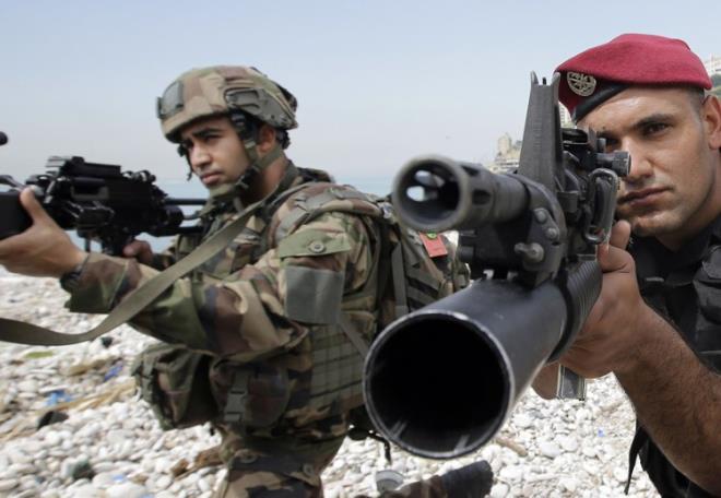 ASKER OKULLAR VAR MI?  Fransa&#8217;da hem lise, hem niversite dzeyinde askeri eitim veriliyor. Askeri liseler yalnzca ordu mensuplarnn, savunma bakanl alanlarnn ocuklarna mahsusken, hakszl nlemek iin burs kazanan renciler de girebiliyor.