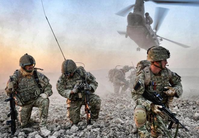 3 KUVVET SAVUNMA BAKANLII'NA BALI  Deniz ve hava kuvvetlerinin personel saylarnn yaklak 30&#8217;ar bin, kara kuvvetlerinin ise 90 bin civarnda olduu Birleik Krallk&#8217;ta,  kuvveti ats altnda toplayan silahl kuvvetler savunma bakanl bnyesinde faaliyet gsteriyor.