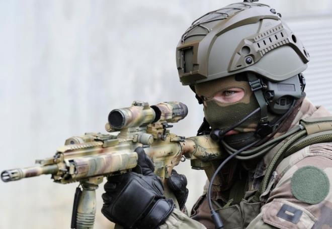 KARYER SUBAYLARI  Bir dier rtbeli asker tipi ise kariyer subay olarak biliniyor. Yine lisans yada yksek lisans diplomas gereken kariyer subaylnda da askeri snavlara girmek gerekiyor. artlar salayan adaylar, 3 ila 5 yl aras deien bir askeri eitimden sonra kariyerlerine balyor ve ykselme ans yakalyor.