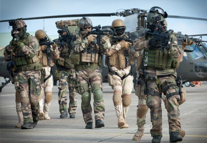 5 YILLIK KONTRAT  Er olmak iin hibir diploma sahibi olmak gerekmezken, 5 yllk kontratlarla 25 yla kadar grev yapma imkan douyor.