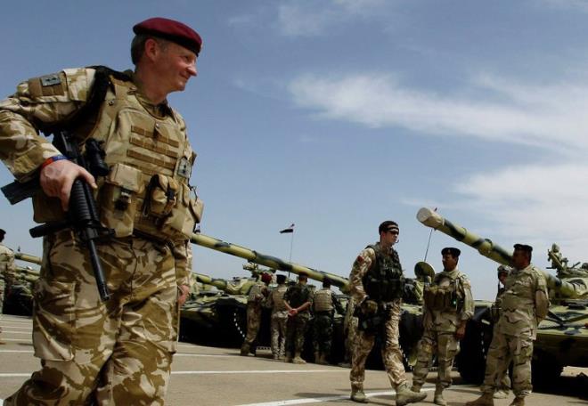 BAKOMUTAN KRALE  Silahl Kuvvetlerin bakomutan monarinin banda bulunan Kralie 2. Elizabeth. Askerler, kralieye ve monariye sadakat yeminiyle greve balyor. Ancak ordu anayasal teamle gre fiilen babakana ve savunma bakanna bal. lkede sava veya kritik savunma politikas kararlar bakanlar kurulu ve babakan tarafndan alnyor.