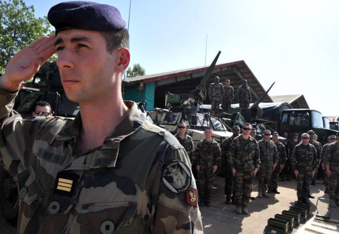 SAVUNMA BAKANLII BLE ASKER...  Savunma bakanlnn sivil kadrolarna da lisans st dzeyde eitim veren Savunma Akademisinin bnyesinde Kraliyet Savunma almalar Koleji, Birleik Kuvvetler Komuta ve Kurmay Koleji, Shrivenham Liderlik Merkezi, Silahl Kuvvetler Din Adamlar Merkezi, Nkleer Departman, Teknoloji Okulu, Eitim Destek Savunma Merkezi,  Becerileri Koleji gibi alt okullar yer alyor. Savunma Akademisi lkedeki baz niversitelerle ibirlii halinde hizmet veriyor.