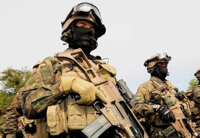 KOMUTANLIKLAR GENELKURMAY BAKANINA BALI  Orduda en yksek rtbeli asker olan genelkurmay bakan (Generalinspekteur), ordunun liderliini yaparken, ayn zamanda federal hkmetin askeri konulardaki en yksek danman oluyor. Alman ordusunda, kara, hava ve deniz gibi kuvvet komutanlklar genelkurmay bakanna bal olarak grev yapyor.