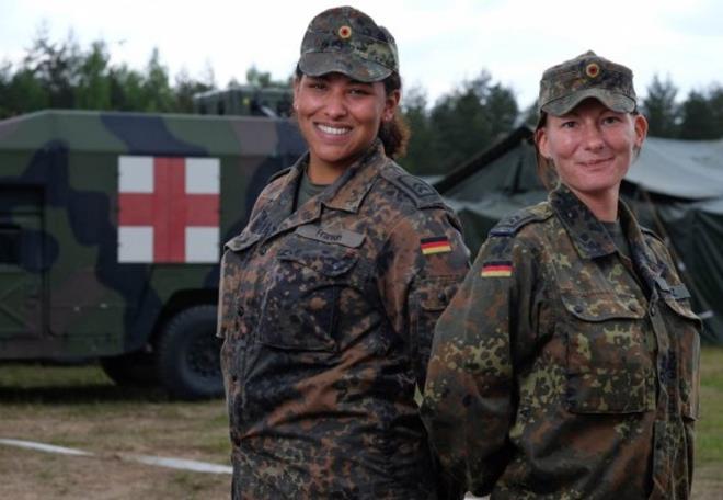 ASKER OKULU VAR MI?  Alman ordusuna katlmak isteyenler, federal ordununHamburg ve Mnih kentlerinde bulunan niversitelerinde, 60 farkl dalda renim grebiliyor. Bunun dnda Bremen ve Koblenz gibi kentlerindeki yksekokullarda da zellikle teknik dallarda eitim veriliyor.