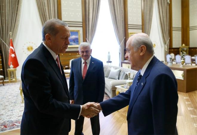 Darbe esnasnda liderlerin performanslarn da deerlendirildi. Halkn yzde 90' Cumhurbakan Erdoan' baarl buluyor. Babakan Binal Yldrm yzde 80.9, MHP Genel Bakan Devlet Baheli yzde 71.8, CHP lideri Kemal Kldarolu da yzde 61.5 oranlarnda baarl bulundu.