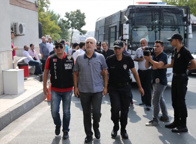 "2 MLYON TWTTER TAKPM DARBE KARITI OLDUUMU GRD"    Eski stanbul Valisi Hseyin Avni Mutlu, nbeti Sulh Ceza Hakimliinde kendisine yneltilen sulamalar kabul etmeyerek, "Benim aziz devletim, ayet benim niversite yllarmdan itibaren duruumu, fikriyatm gnl bam tespit edememi de 15 Temmuz gecesi tespit etmise ve beni FET terr rgt olarak ilan etmise syleyeceim udur: