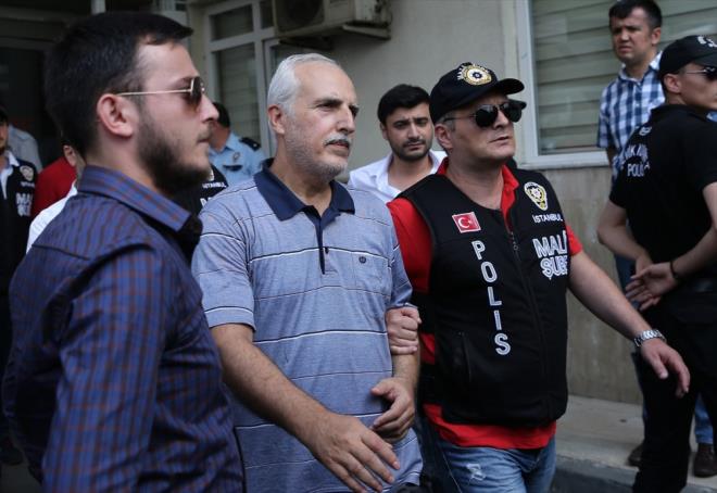 Ayrca ben darbenin olduu gece Twitter hesabmdan darbeyi lanetlediimi, hukuk nnde hesap vermeleri gerektiini, ak ve net bir ekilde belirttim. Ben 2 milyon takipim vardr.