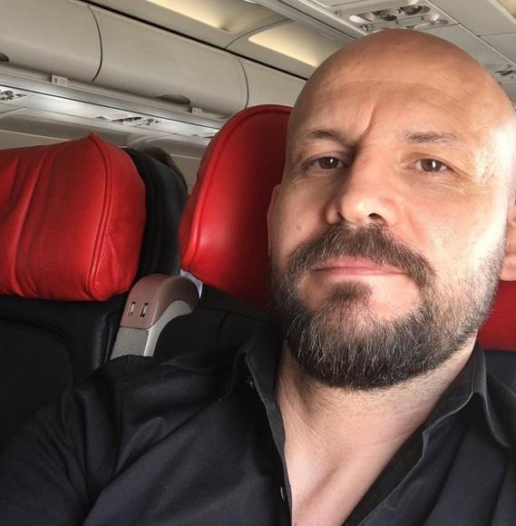 ATALAY DEMRC KMDR?    Atalay Demirci (d. 8 Temmuz 1976: Ankara, Trkiye); Trk televizyon sunucusu, radyo sunucusu, yazar, air, oyuncu ve komedyen.